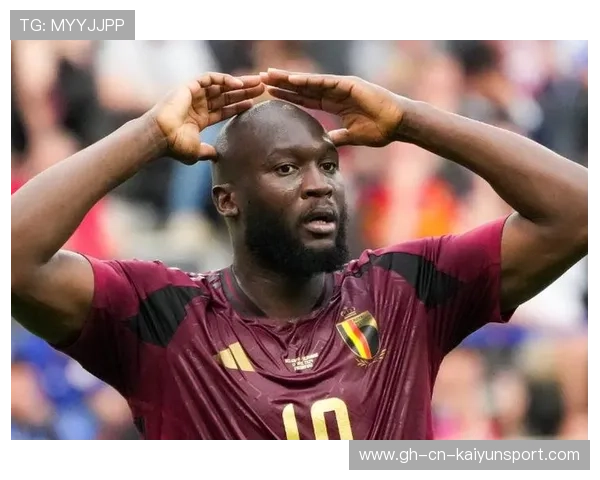 卢卡库侧身摆脱：展现极具爆发力的射门动作