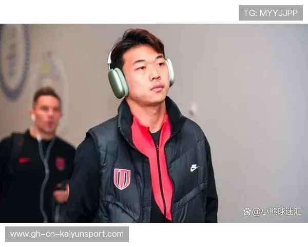 成都蓉城严鼎皓中路突破吸引防守球员的魅力解码